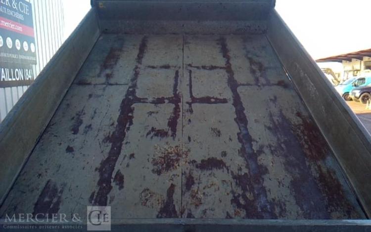 IVECO 35-130  BENNE SIMPLE CABINE COFFRE ROUGE EF-183-JA