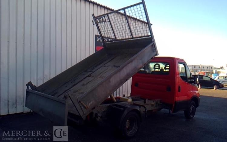 IVECO 35-130  BENNE SIMPLE CABINE COFFRE ROUGE EF-183-JA