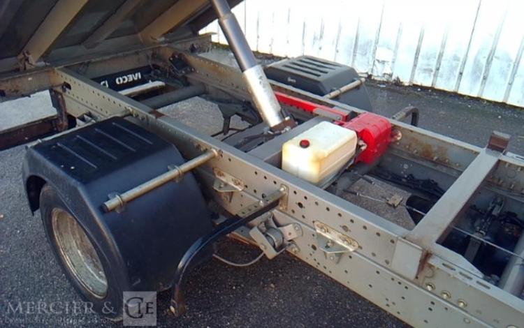 IVECO 35-130  BENNE SIMPLE CABINE COFFRE ROUGE EF-183-JA