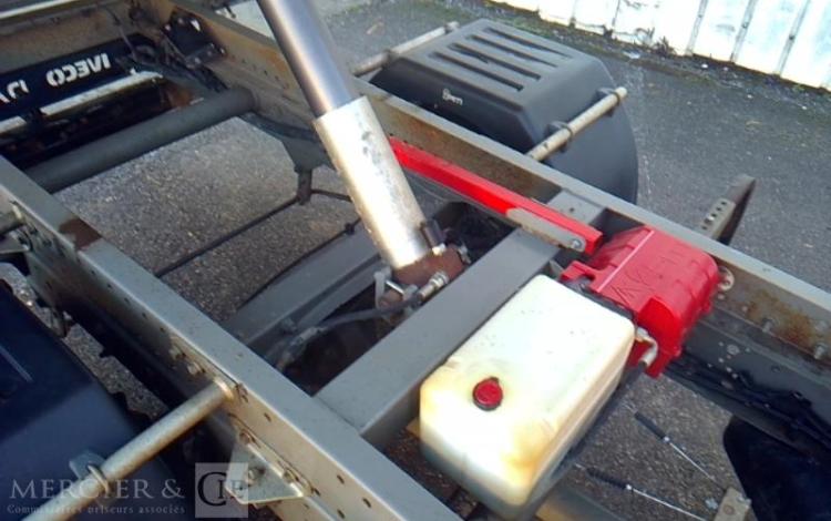 IVECO 35-130  BENNE SIMPLE CABINE COFFRE ROUGE EF-183-JA