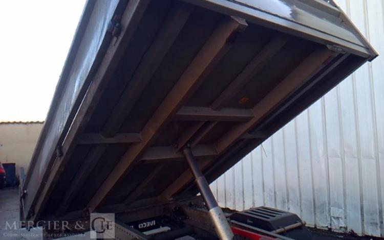 IVECO 35-130  BENNE SIMPLE CABINE COFFRE ROUGE EF-183-JA