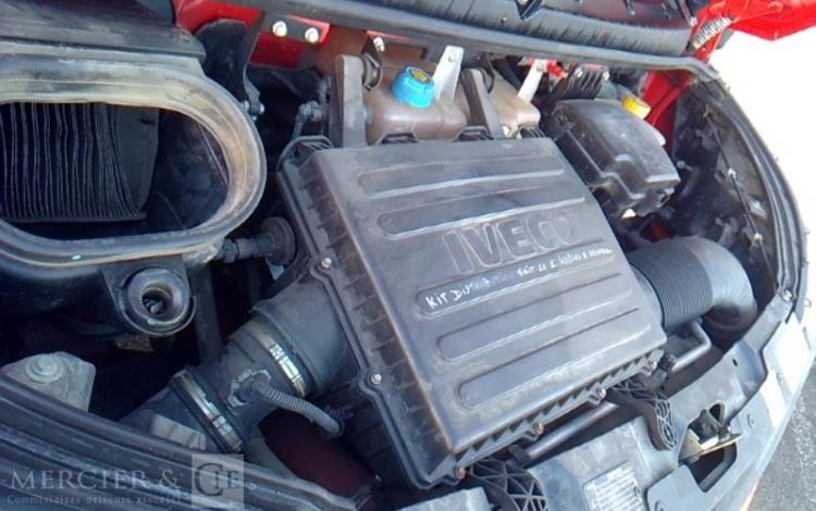 IVECO 35-130  BENNE SIMPLE CABINE COFFRE ROUGE EF-183-JA