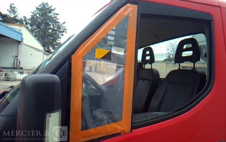 IVECO 35-130  BENNE SIMPLE CABINE COFFRE ROUGE EF-183-JA