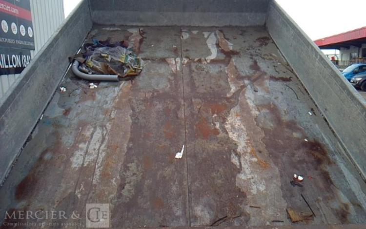 IVECO 35-130 BENNE SIMPLE CABINE COFFRE ROUGE EF-572-FT