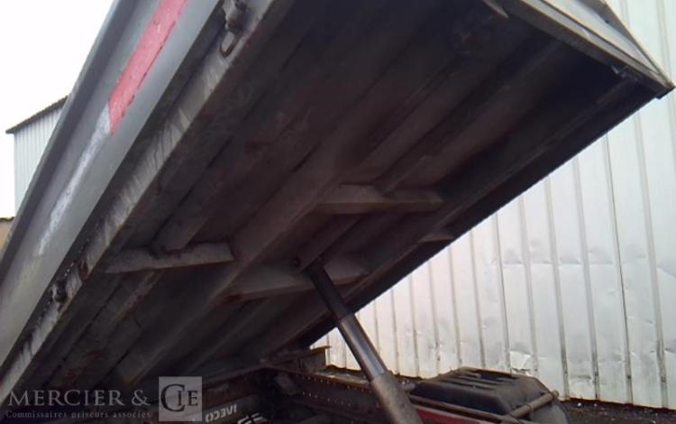 IVECO 35-130 BENNE SIMPLE CABINE COFFRE ROUGE EF-572-FT