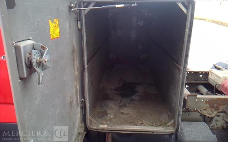 IVECO 35-130 BENNE SIMPLE CABINE COFFRE ROUGE EF-572-FT