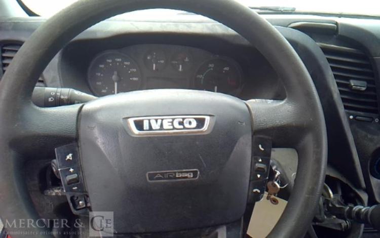 IVECO 35-130 BENNE SIMPLE CABINE COFFRE ROUGE EF-572-FT