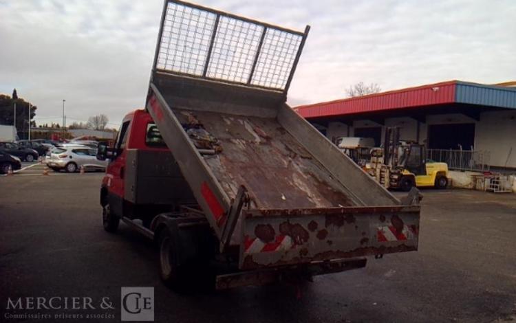 IVECO 35-130 BENNE SIMPLE CABINE COFFRE ROUGE EF-572-FT