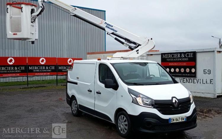 RENAULT TRAFIC 1,6 DCI 16V 120 CV AVEC NACELLE 091F – 9 M – 630 HEURES – ANNEE 2017 BLANC EN-947-BW