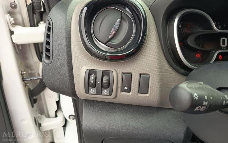 RENAULT TRAFIC 1,6 DCI 16V 120 CV AVEC NACELLE 091F – 9 M – 630 HEURES – ANNEE 2017 BLANC EN-947-BW