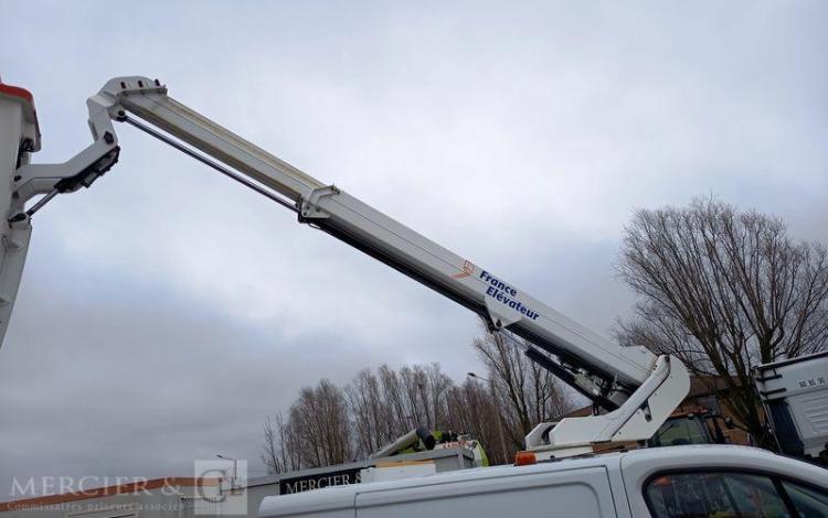 RENAULT TRAFIC 1,6 DCI 16V 120 CV AVEC NACELLE 091F – 9 M – 630 HEURES – ANNEE 2017 BLANC EN-947-BW