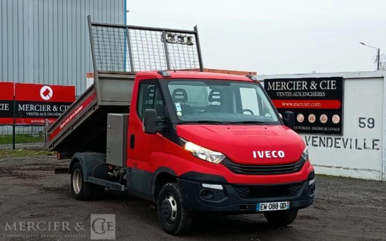 IVECO DAILY 35C12 BENNE AVEC COFFRE ACIER DIESEL – 148746 KMS – ANNEE 2018 ROUGE EW-088-QD
