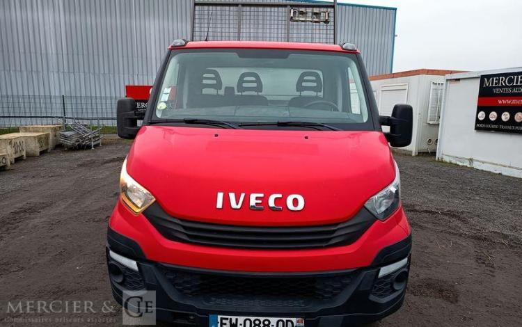 IVECO DAILY 35C12 BENNE AVEC COFFRE ACIER DIESEL – 148746 KMS – ANNEE 2018 ROUGE EW-088-QD