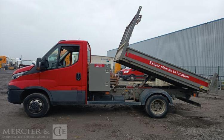 IVECO DAILY 35C12 BENNE AVEC COFFRE ACIER DIESEL – 148746 KMS – ANNEE 2018 ROUGE EW-088-QD