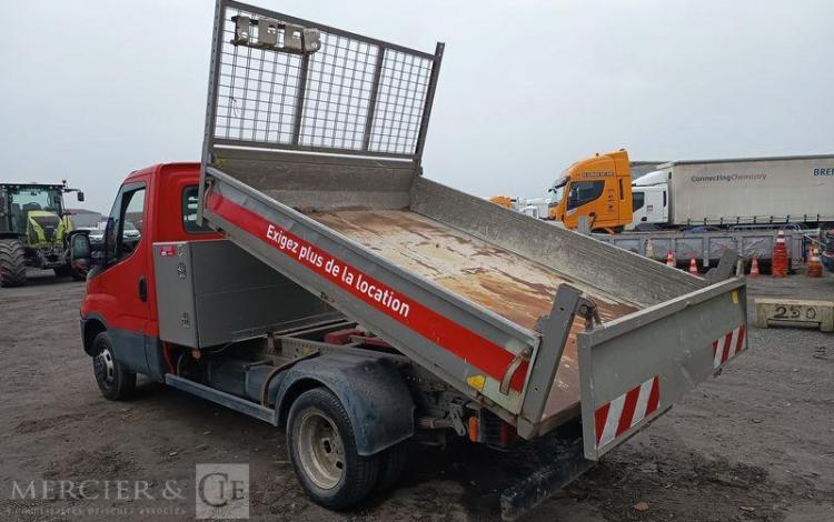 IVECO DAILY 35C12 BENNE AVEC COFFRE ACIER DIESEL – 148746 KMS – ANNEE 2018 ROUGE EW-088-QD