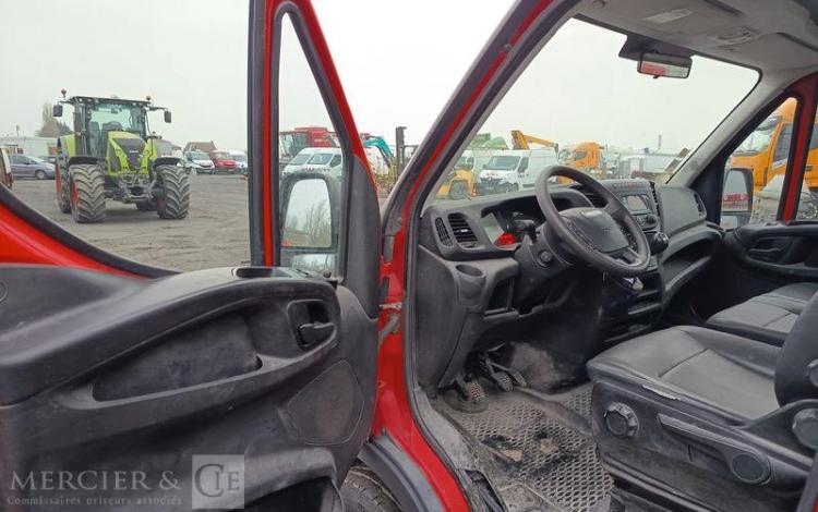 IVECO DAILY 35C12 BENNE AVEC COFFRE ACIER DIESEL – 148746 KMS – ANNEE 2018 ROUGE EW-088-QD