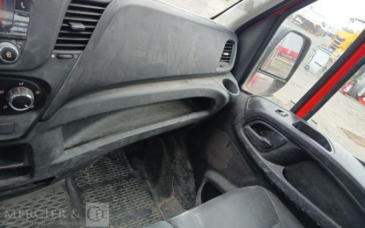 IVECO DAILY 35C12 BENNE AVEC COFFRE ACIER DIESEL – 148746 KMS – ANNEE 2018 ROUGE EW-088-QD