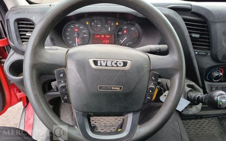IVECO DAILY 35C12 BENNE AVEC COFFRE ACIER DIESEL – 148746 KMS – ANNEE 2018 ROUGE EW-088-QD