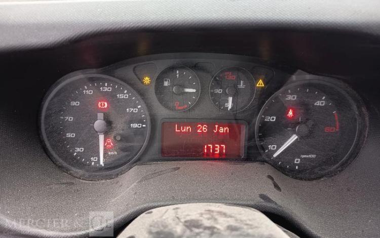 IVECO DAILY 35C12 BENNE AVEC COFFRE ACIER DIESEL – 148746 KMS – ANNEE 2018 ROUGE EW-088-QD