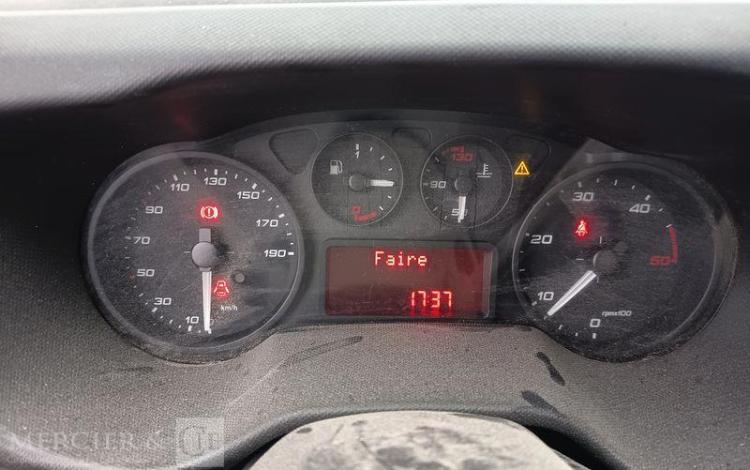 IVECO DAILY 35C12 BENNE AVEC COFFRE ACIER DIESEL – 148746 KMS – ANNEE 2018 ROUGE EW-088-QD