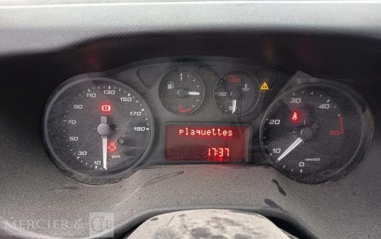 IVECO DAILY 35C12 BENNE AVEC COFFRE ACIER DIESEL – 148746 KMS – ANNEE 2018 ROUGE EW-088-QD