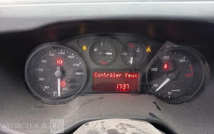 IVECO DAILY 35C12 BENNE AVEC COFFRE ACIER DIESEL – 148746 KMS – ANNEE 2018 ROUGE EW-088-QD