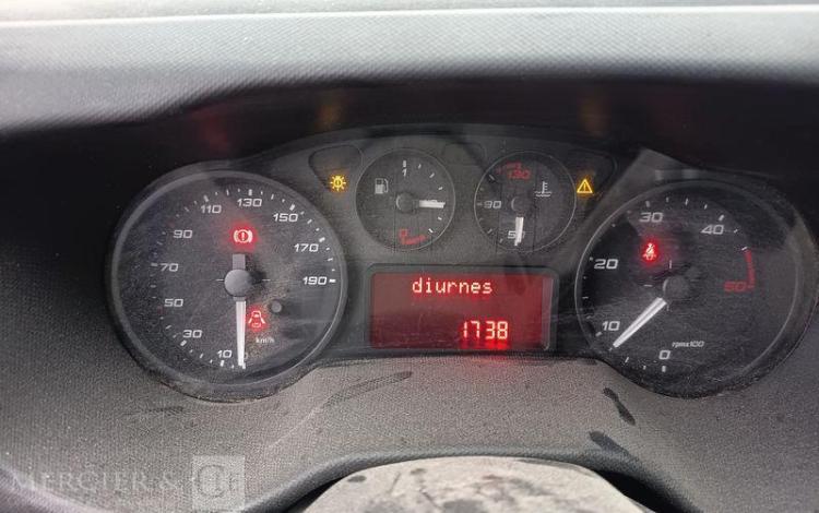 IVECO DAILY 35C12 BENNE AVEC COFFRE ACIER DIESEL – 148746 KMS – ANNEE 2018 ROUGE EW-088-QD