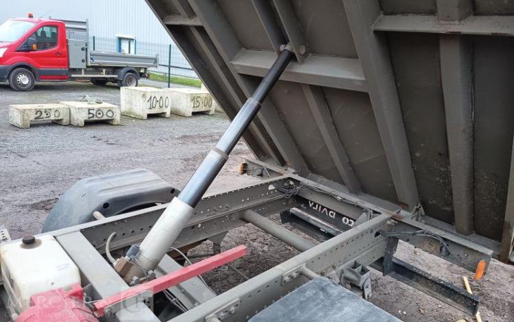 IVECO DAILY 35C12 BENNE AVEC COFFRE ACIER DIESEL – 148746 KMS – ANNEE 2018 ROUGE EW-088-QD