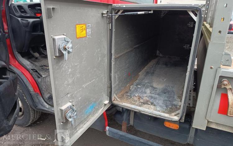 IVECO DAILY 35C12 BENNE AVEC COFFRE ACIER DIESEL – 148746 KMS – ANNEE 2018 ROUGE EW-088-QD