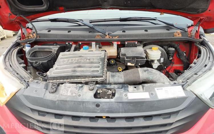 IVECO DAILY 35C12 BENNE AVEC COFFRE ACIER DIESEL – 148746 KMS – ANNEE 2018 ROUGE EW-088-QD