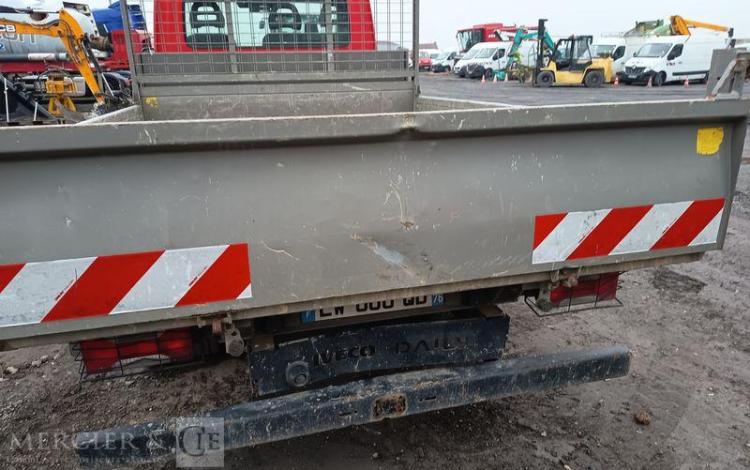 IVECO DAILY 35C12 BENNE AVEC COFFRE ACIER DIESEL – 148746 KMS – ANNEE 2018 ROUGE EW-088-QD