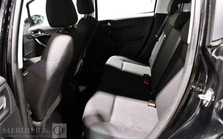 PEUGEOT 208 STYLE NOIRE EZ-068-GC