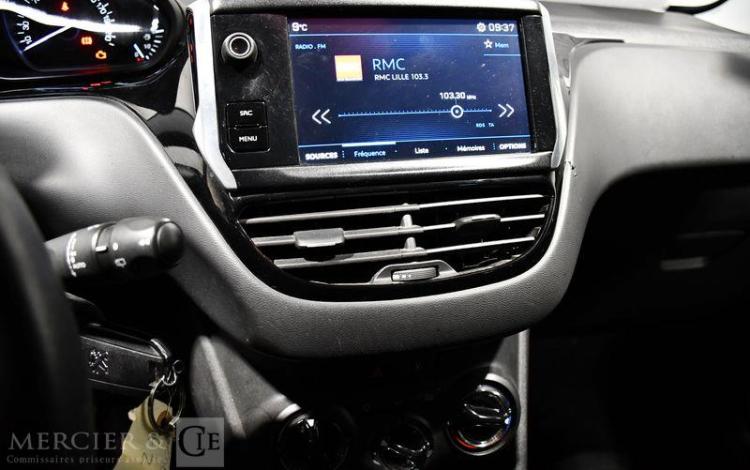 PEUGEOT 208 STYLE NOIRE EZ-068-GC