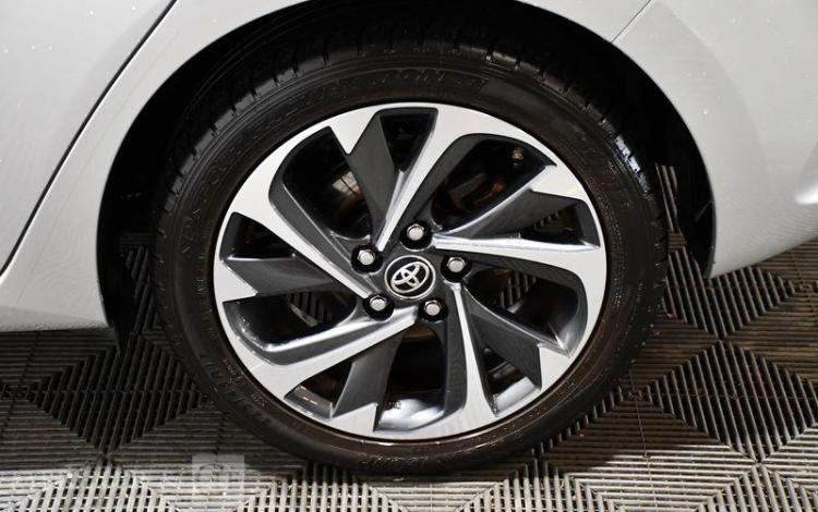 TOYOTA AURIS 1.8 HSD 136H 100 FULL-HYBRID DESIGN  BVA GRIS EZ-847-VN