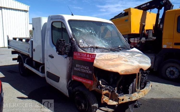 RENAULT MASTER BENNE SIMPLE CABINE COFFRE – EN L ETAT – ACCIDENTE INCENDIE BLANC FN-878-RX