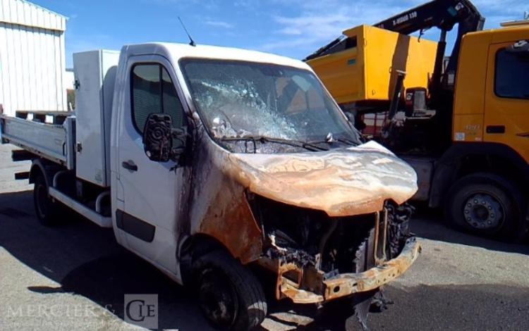 RENAULT MASTER BENNE SIMPLE CABINE COFFRE – EN L ETAT – ACCIDENTE INCENDIE BLANC FN-878-RX