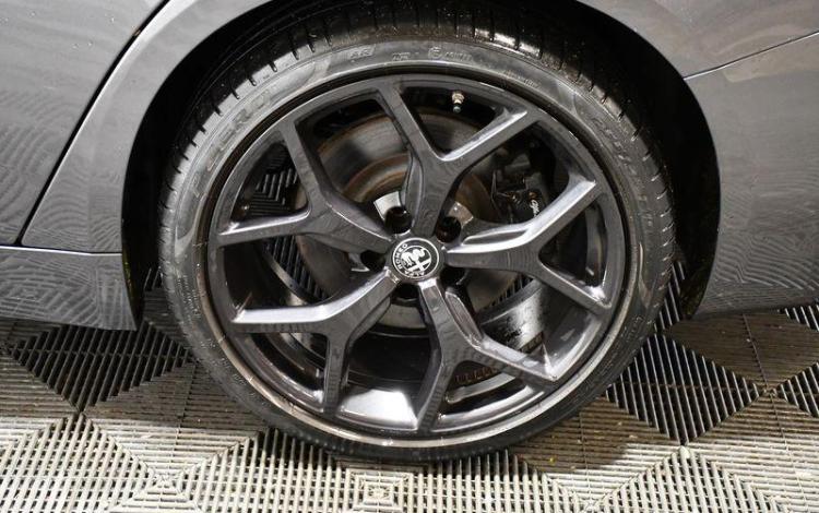 ALFAROMEO GIULIA VELOCE MT20 2,2 JTD 210 AT8 Q4 GRIS FS-405-SJ