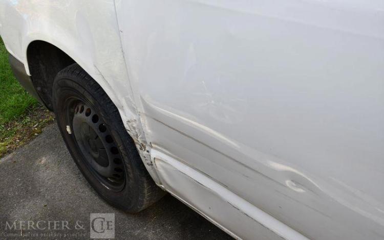 VOLKSWAGEN TRANSPORTER BLANC FV-669-HN