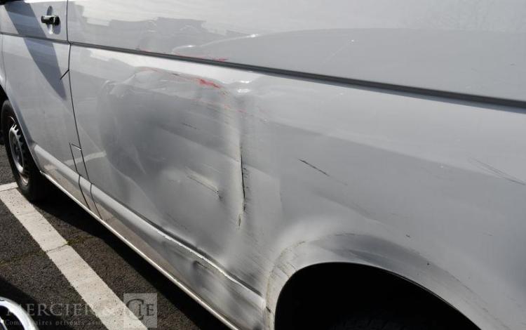 VOLKSWAGEN TRANSPORTER BLANC FV-669-HN