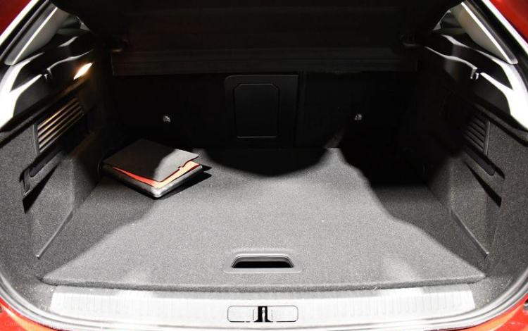 CITROEN C4 1,5 BLUEHDI 130 SHINE EAT BVA S&S ROUGE FY-715-YV