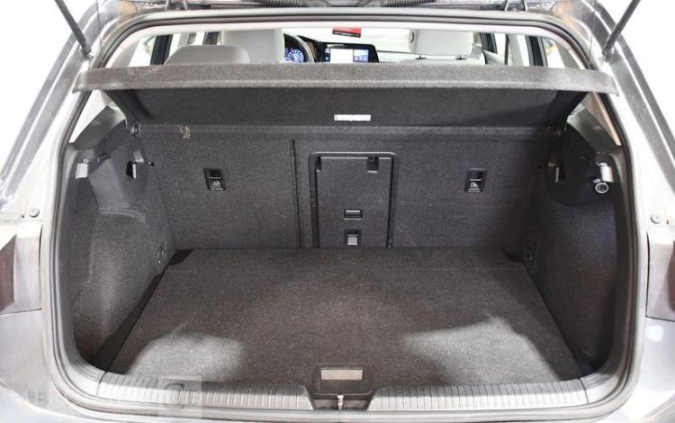 VOLKSWAGEN GOLF GRIS GF-579-SF