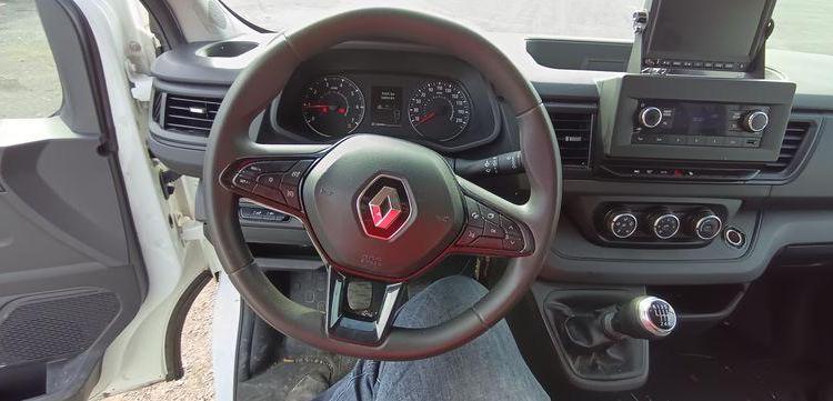 RENAULT TRAFIC AVEC NACELLE KLUBB/KL21B – 9M – DIESEL – 659 HEURES – 99031 KMS BLANC GG-759-DD