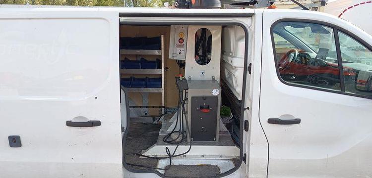 RENAULT TRAFIC AVEC NACELLE KLUBB/KL21B – 9M – DIESEL – 659 HEURES – 99031 KMS BLANC GG-759-DD