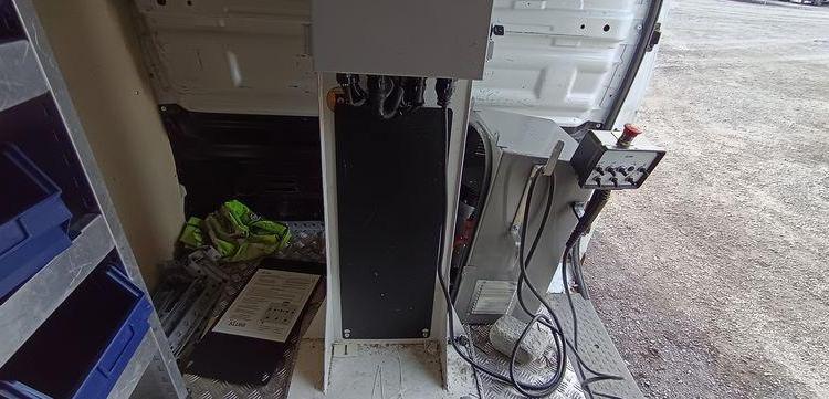 RENAULT TRAFIC AVEC NACELLE KLUBB/KL21B – 9M – DIESEL – 659 HEURES – 99031 KMS BLANC GG-759-DD