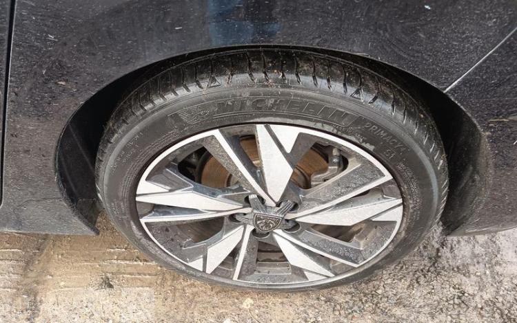 PEUGEOT 308 ALLURE 1,2 PURE TECH 130 S&S EAT8 NOIR GH-961-EW