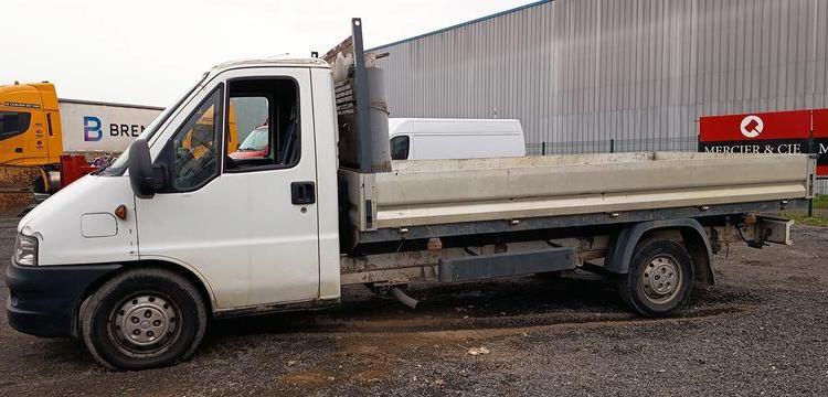 FIAT DUCATO 2,3 JTD 110CV AVEC PLATEAU – DIESEL – 161224 KMS – ANNEE 2004 BLANC GN-373-NL