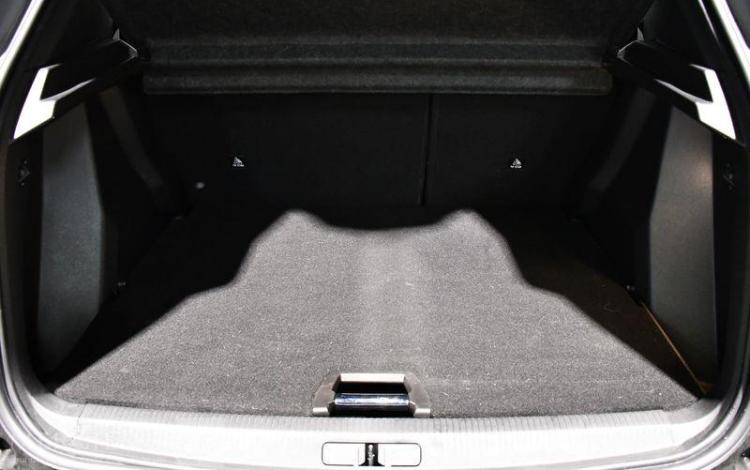 PEUGEOT 2008 ALLURE HYBRID 136 CH e-DC GRIS HC-806-KX