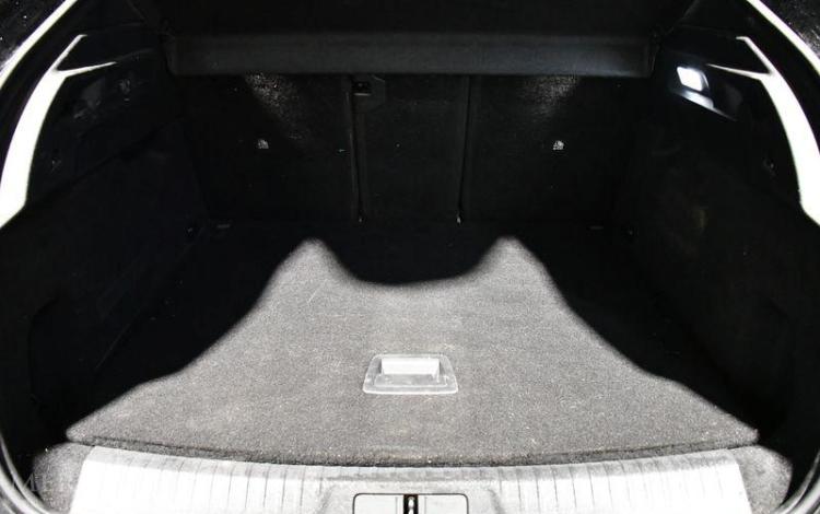 PEUGEOT 3008 NOIR HE-981-GR