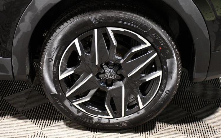 PEUGEOT 3008 NOIR HE-981-GR