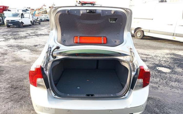 VOLVO S40 1,6 D 110 FEELING GRIS AD-064-DE